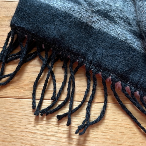 NWT Hollister Sherpa Lined Aztec Sweater - Picture 5 of 7